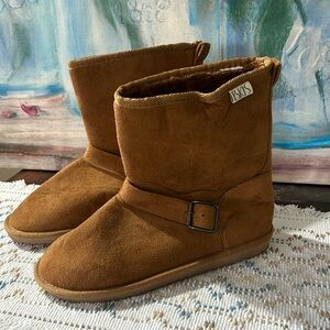 Eskis women's boots size 8 Ankle height, faux suedcondition.